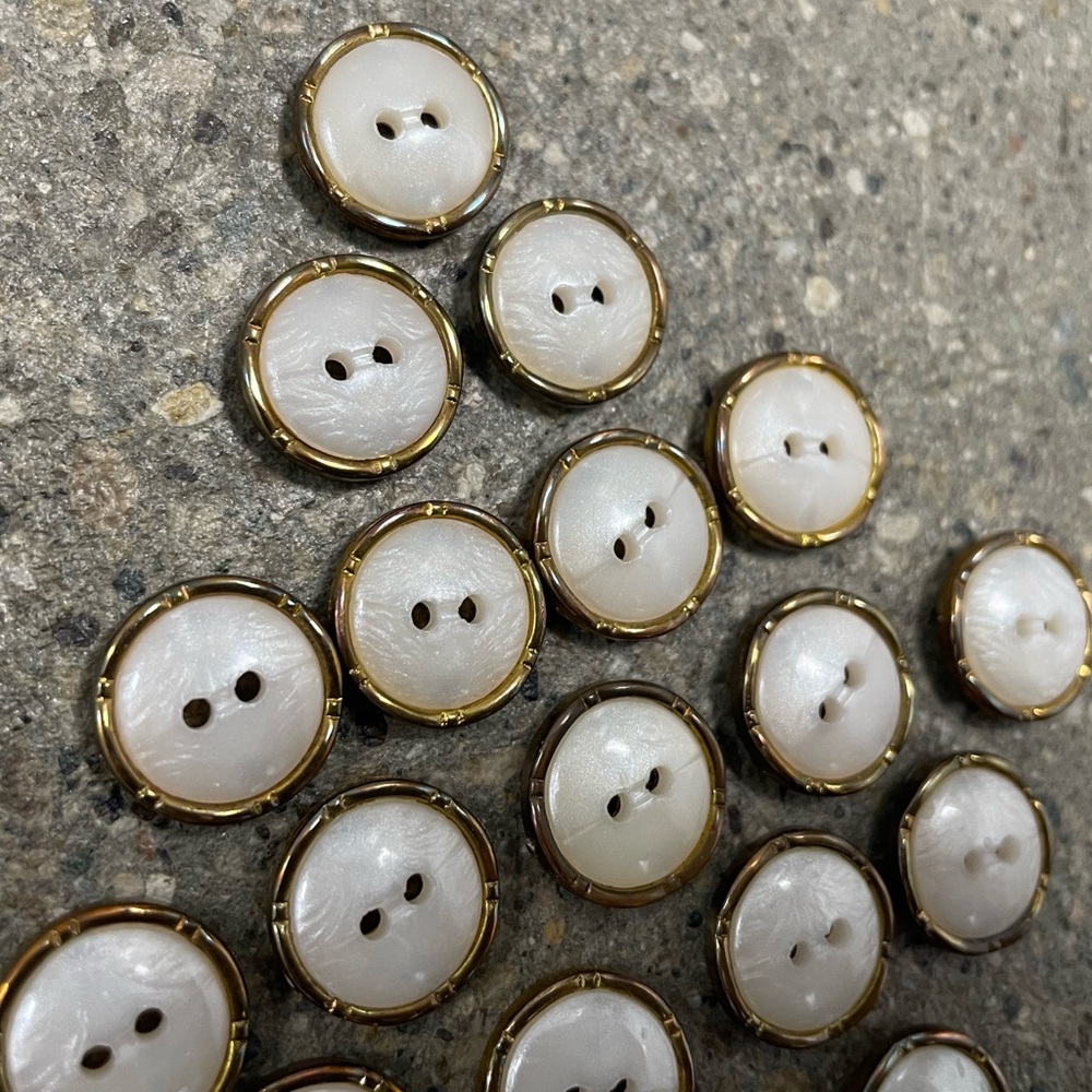 20 piece Vintage Pearl Gold Trim Sewing Buttons Lot - Picture 5 of 10
